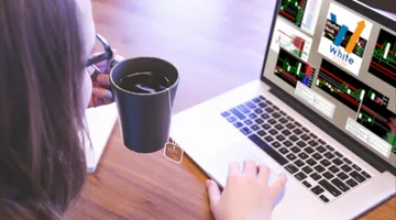 Mulher usando um notebook que está com o indicador Market Book na tela